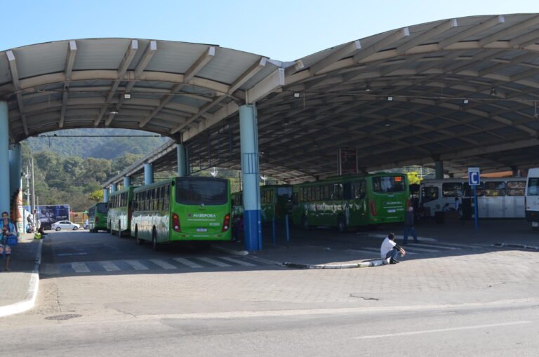 Prefeito assina ordens de serviço para obras no terminal rodoviário e Casa da Juventude