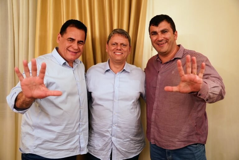 Candidato a governador, Tarcísio recebe apoio do prefeito Aladim