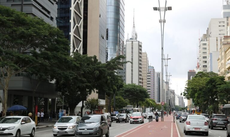 Venda de veículos acumula alta de 3,3% no ano, aponta Fenabrave