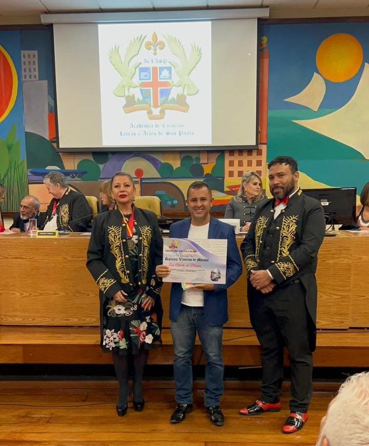 Luís Alberto homenageado com o Diploma Vinícius de Moraes