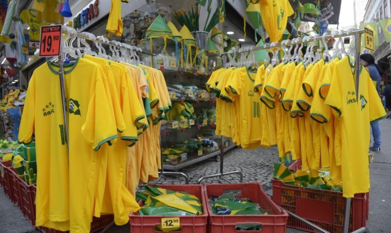Comerciantes esperam aumentar faturamento com artigos para a Copa