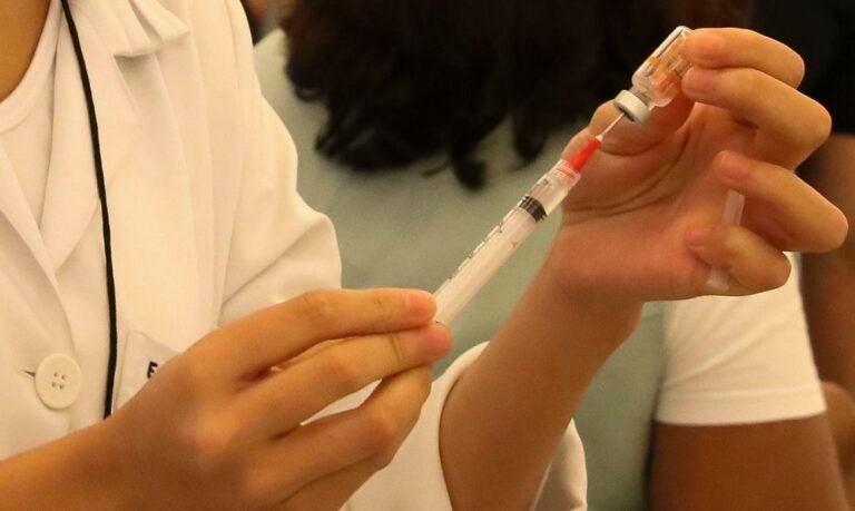 Mais de 25 mil pessoas não tomaram a 1ª dose de reforço contra a Covid na cidade