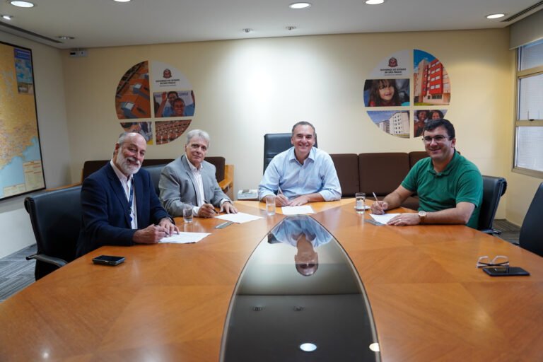 Prefeito assina convênio para construção de 100 unidades habitacionais