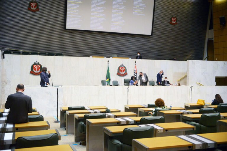 Deputados estaduais aumentam os próprios salários para 2023