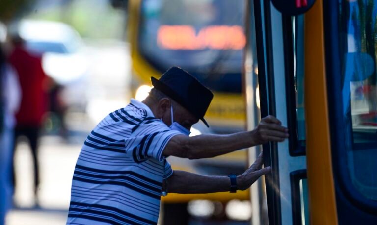 Gratuidade no transporte público é aprovada para idosos em São Paulo