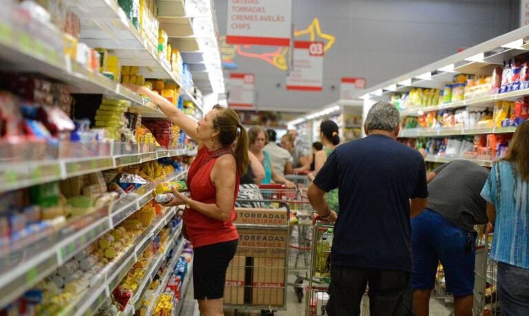 Consumo nos lares brasileiros encerra 2022 com alta de 3,89%