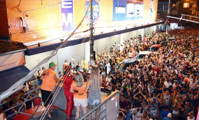 Desfile de blocos marca a volta do Carnaval de Rua na cidade