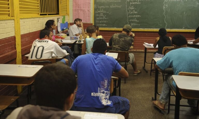 Piso nacional dos professores sobe para R$ 4.420,55