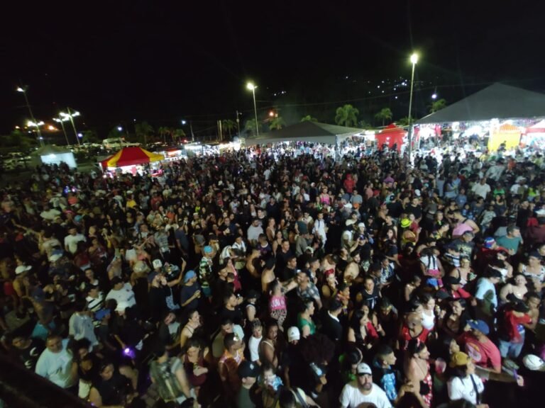 CarnaVila reuniu milhares de foliões e Maria Sapatão arrastou multidão
