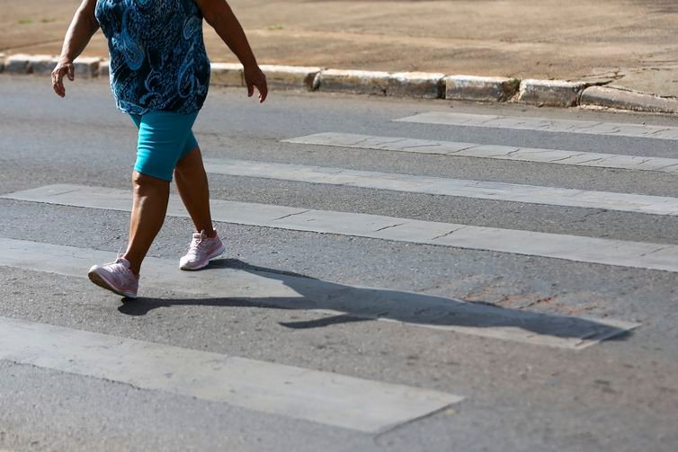 56% dos motoristas não respeitam faixa de pedestre em Mairiporã