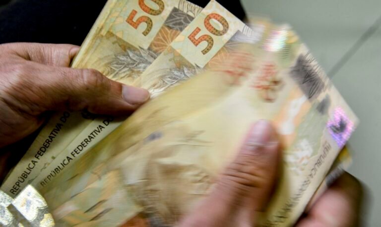 Confirmado aumento do salário mínimo para R$ 1.320 em maio