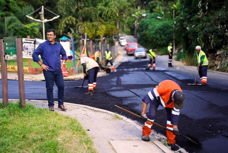 Prefeito vistoria recapeamento asfáltico no Parque Náutico