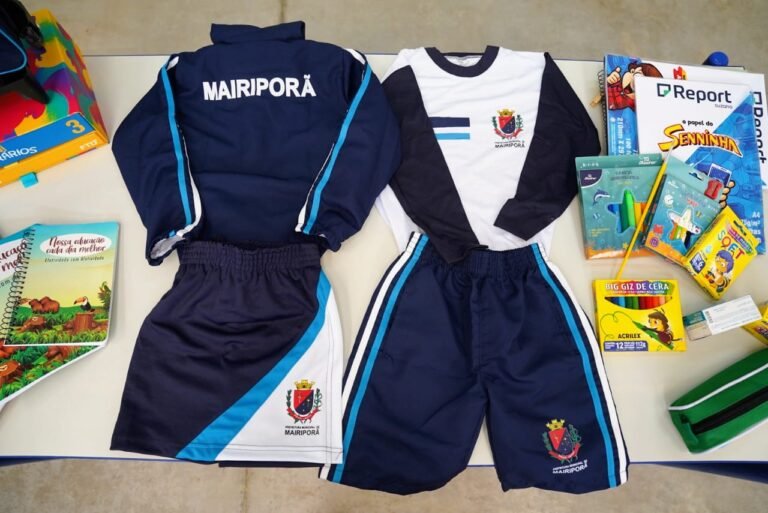 Prefeito entregas uniformes escolares para a rede municipal de ensino