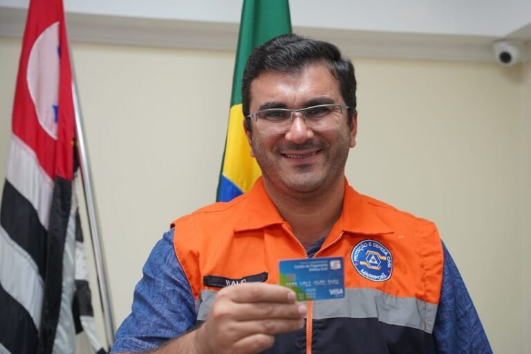 Prefeito recebe cartão de pagamento da Defesa Civil