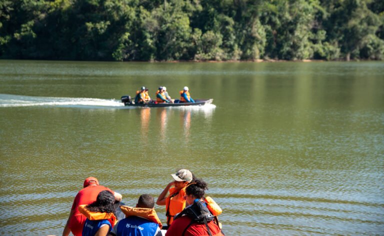 Megaoperação de limpeza da represa Paiva Castro