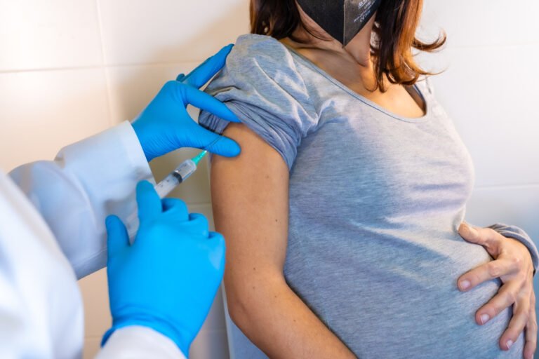 Grávidas e puérperas já podem tomar vacina bivalente a partir desta segunda