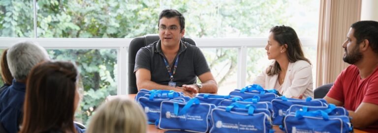 Prefeito recebe docentes e faz entrega do Kit Professor
