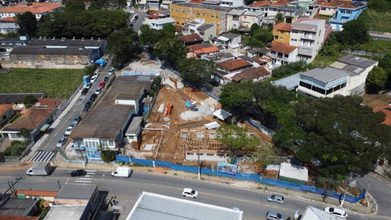 Demolição marca o início das obras do  Quarteirão da Saúde