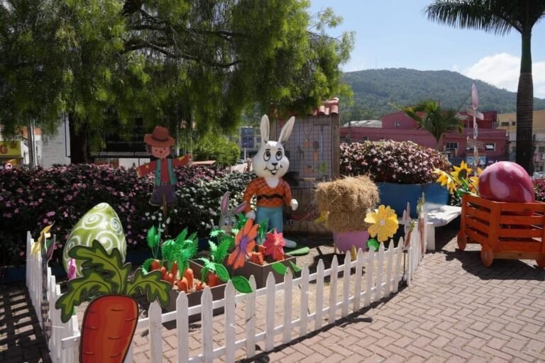 Vila do Senhor Coelho na praça do Rosário comemora a Páscoa