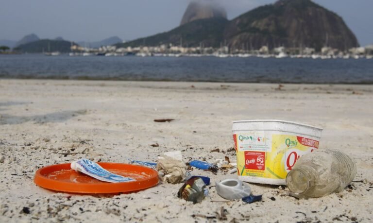 Brasil gerou 64 quilos de resíduos plásticos por pessoa em 2022