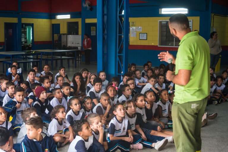 Alunos da rede municipal participam de palestra sobre eficiência energética