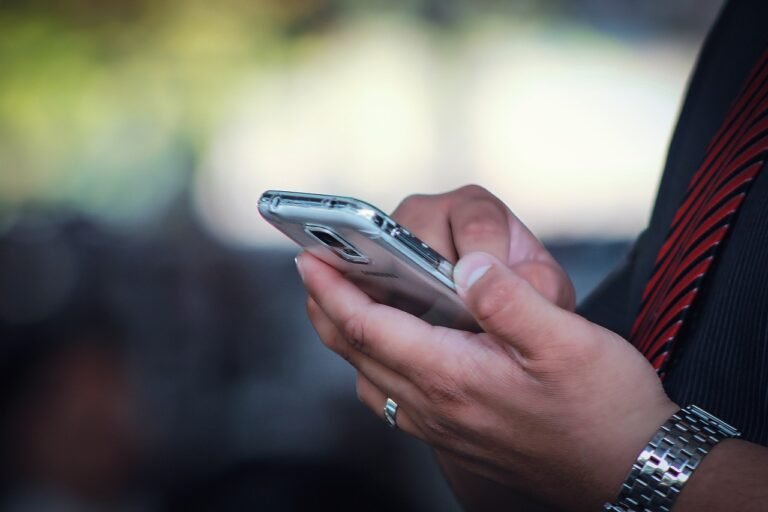 Apenas 37% de quem usa internet somente no celular checam informações