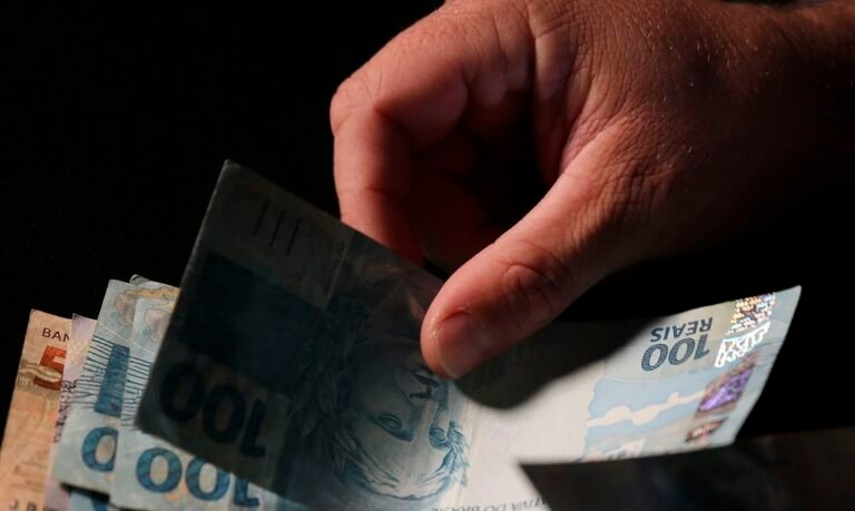 Governo antecipa para maio o pagamento do 13º a aposentados