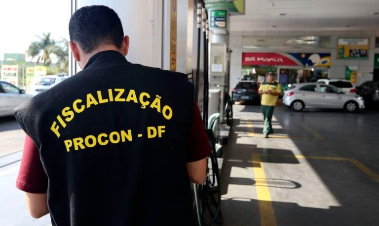 Procons monitoram se redução de preços dos combustíveis chegou ao consumidor