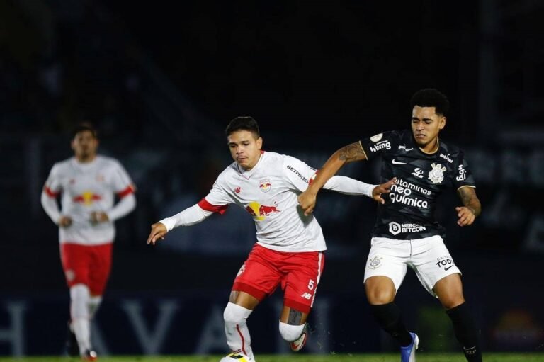Tentando fugir do G4, Corinthians pega o Bragantino domingo, às 11 horas