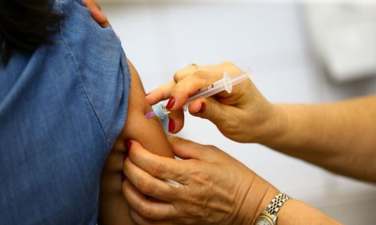 A uma semana do fim, Mairiporã vacinou 50% do público-alvo contra a gripe