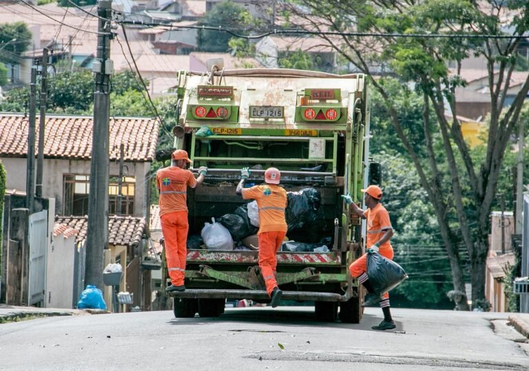 Acesso da população a coleta de lixo e rede de esgoto cresce no país
