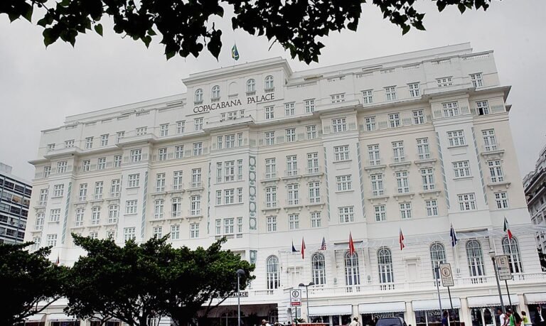Copacabana Palace completou 100 anos apostando em luxo com tradição