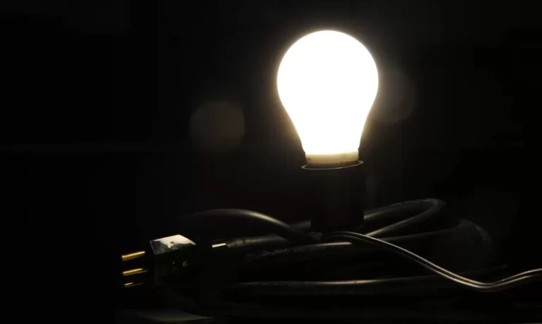 Serasa divulga que dívidas com contas de água e luz batem recorde