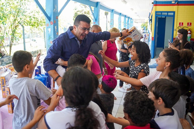 Prefeito entrega 10 mil brinquedos nas escolas no Dia das Crianças  
