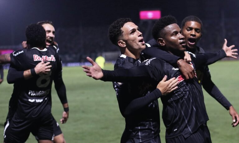 De virada Bragantino vence o Palmeiras e assume a vice-liderança do Brasileirão
