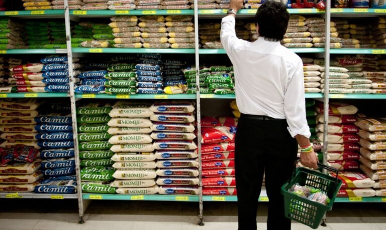 Vendas no comércio recuam 0,2% em agosto, segundo o IBGE