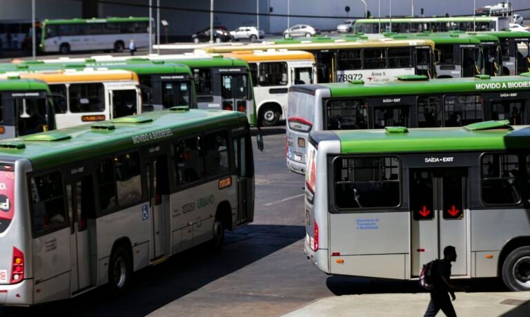 Volume de serviços foi 0,9% menor em agosto