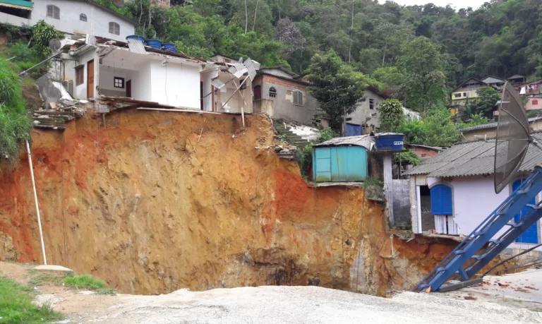 Ocupação de áreas de risco para moradia triplicou no país desde 1985