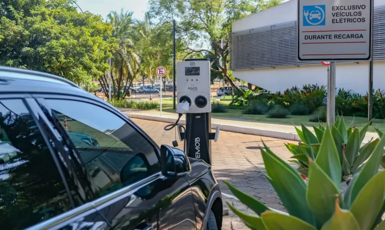 Imposto de importação para carros elétricos será retomado em 2024
