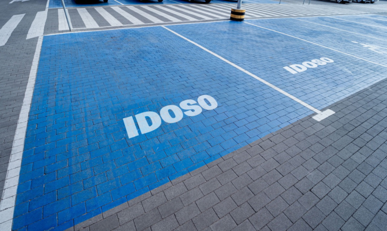 Idoso pode emitir credencial de vaga preferencial pelo celular