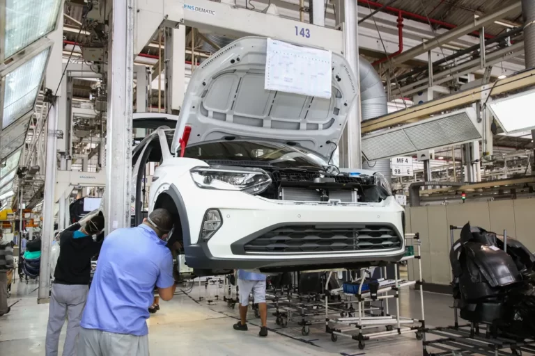 Produção de veículos cai 4,4% em outubro, mas importações aumentam