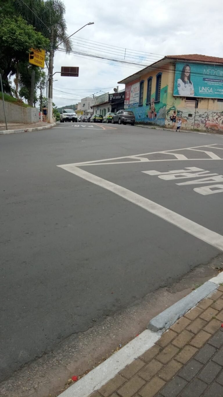 População cobra faixa de pedestre na Praça Bento de Oliveira