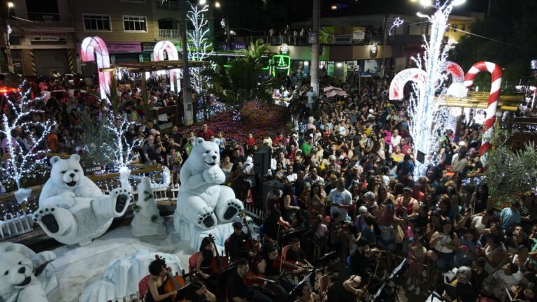 Em noite de ‘neve’, população participa da inauguração dos festejos natalinos