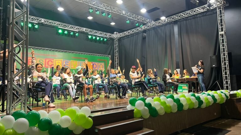 Alunos recebem prêmios do projeto Escrevendo com o Sicredi