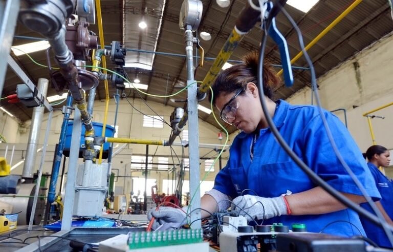 Geração de emprego desacelera em outubro, mas saldo é positivo na cidade