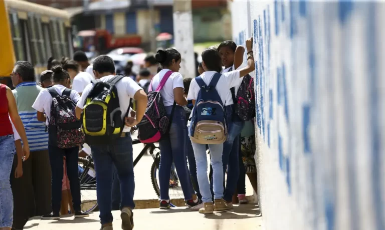 Pisa: menos de 50% dos alunos sabem o básico em matemática e ciências