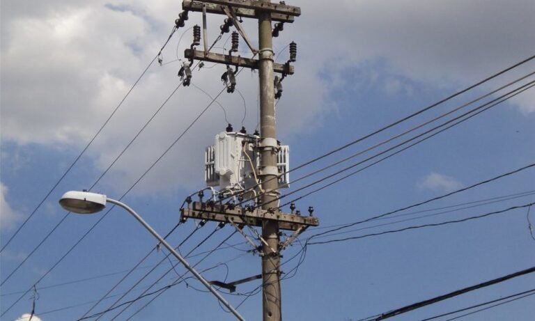População protesta pelo serviço ruim prestado pela Elektro na cidade