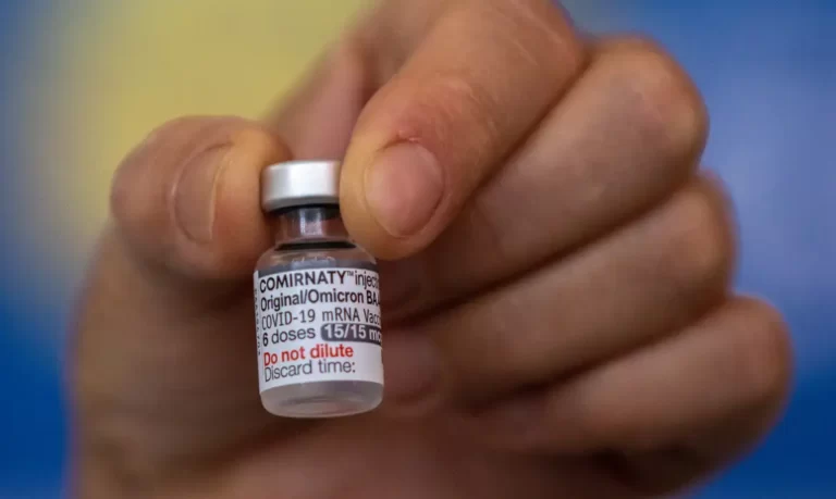 Covid-19: Saúde antecipa nova dose da bivalente para idosos