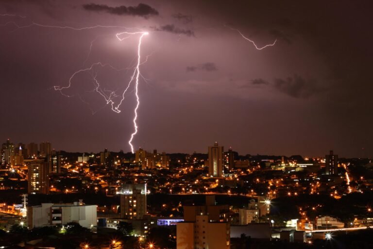 Saiba como se proteger de raios durante tempestades