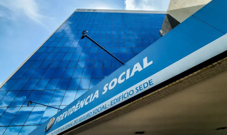 Fila do INSS recua e se aproxima do tempo médio estabelecido na lei